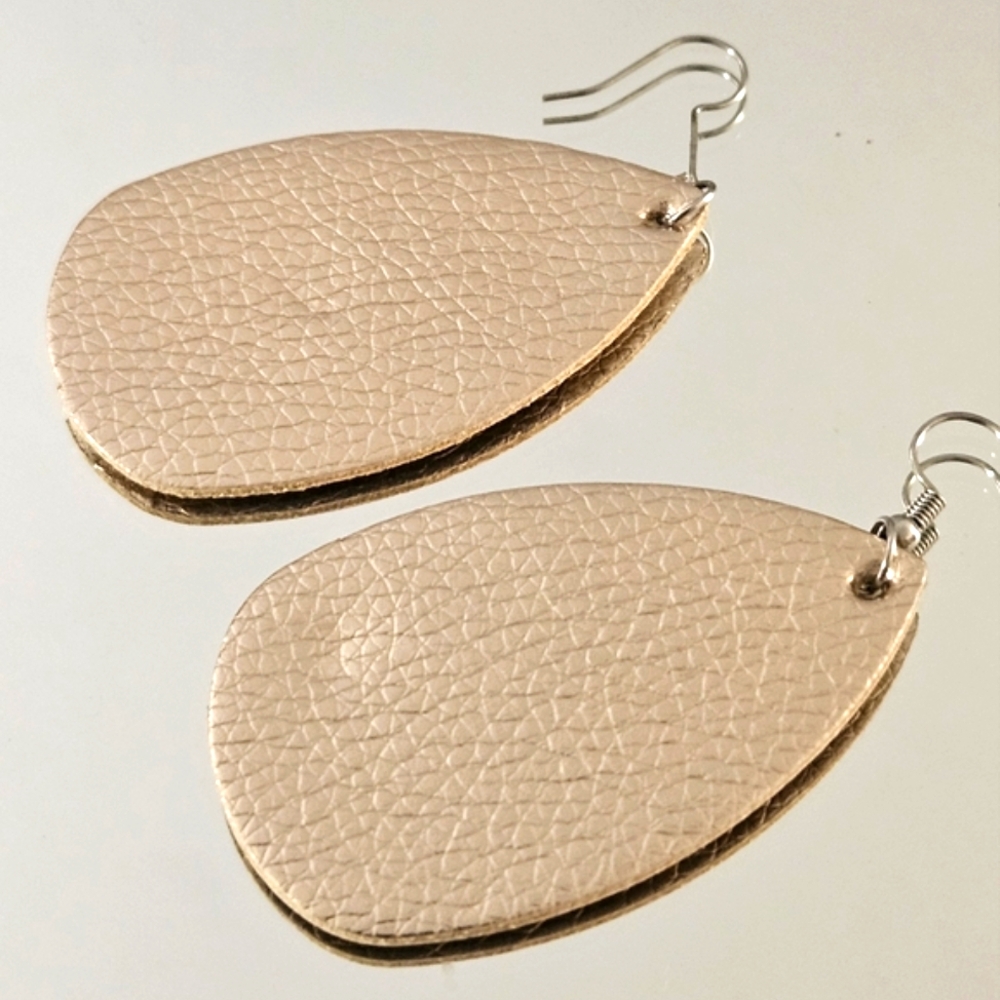 Elegant Creamy Gold Teardrop Earrings - Picture 3 of 4